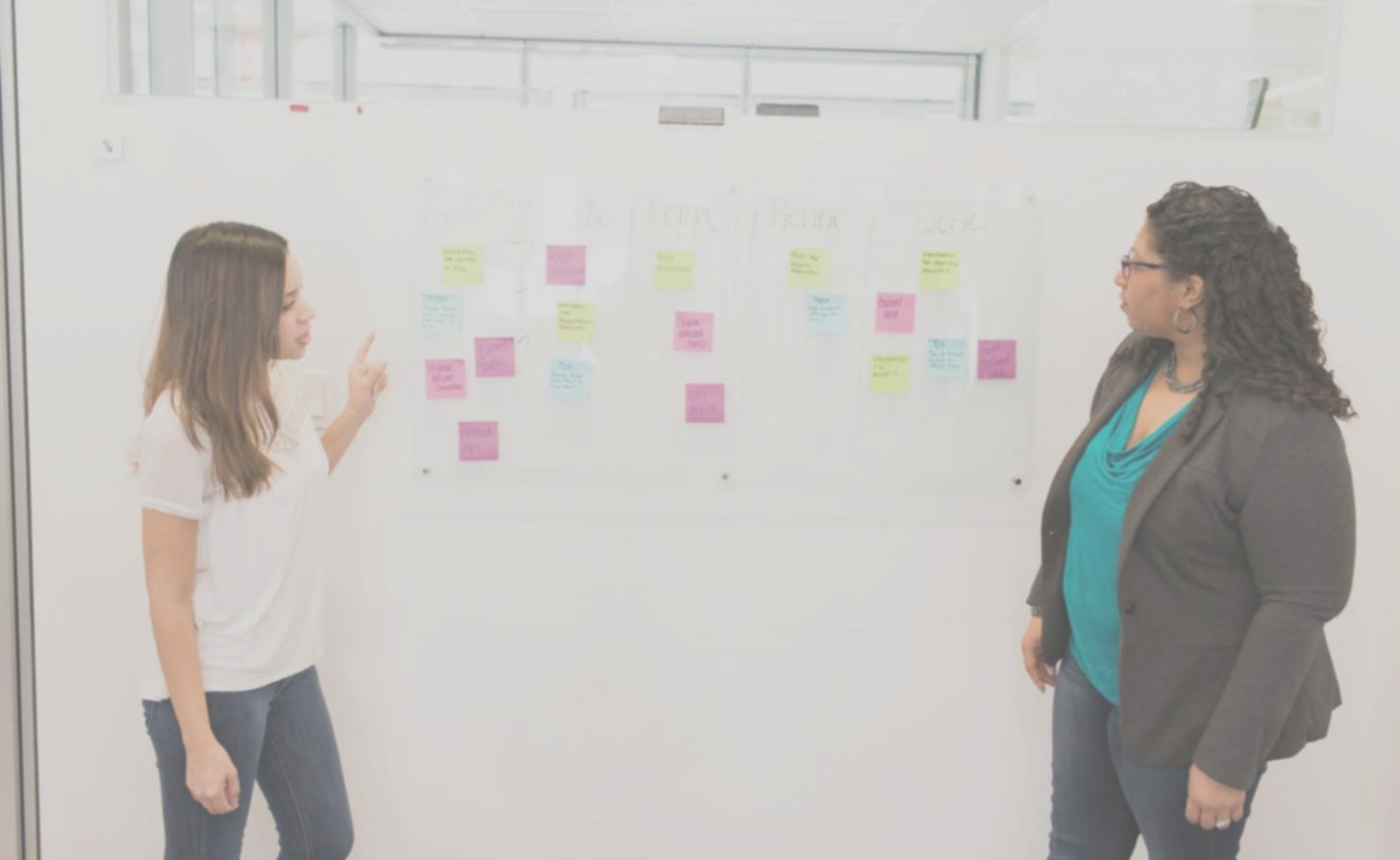 Metodologia de desenvolvimento empresarial em ação durante sessão de mentoria